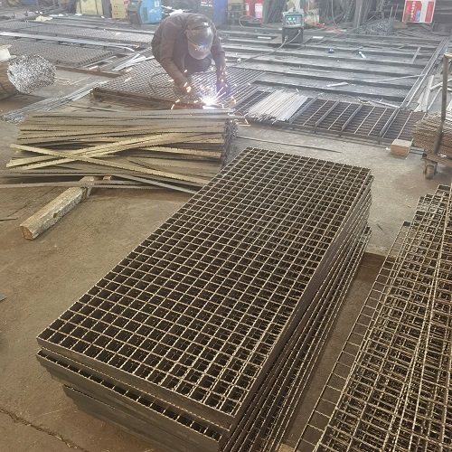 平臺鋼格板：保障大型工程承載需求的堅(jiān)實(shí)之選