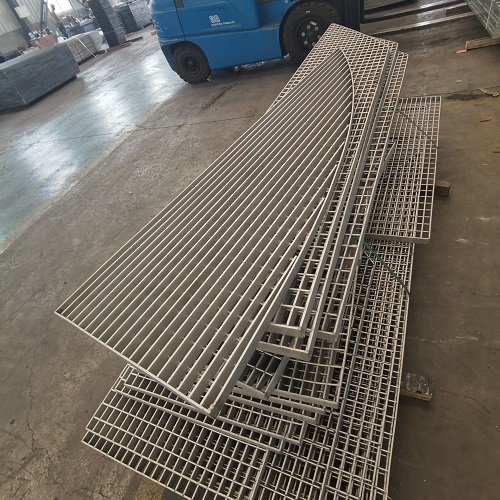 定制鋼格板 vs 標(biāo)準(zhǔn)尺寸？哪種更劃算？