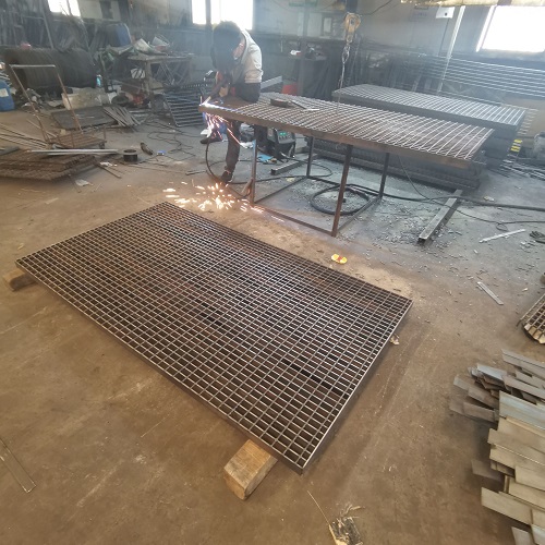 地鐵站臺(tái)鋼格板防滑處理：避免雨天事故！