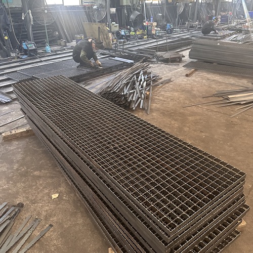 鋼格板現(xiàn)場切割要注意什么細(xì)節(jié)