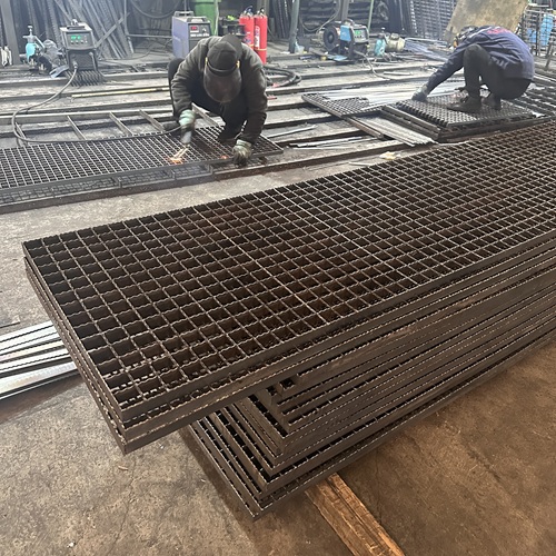 不銹鋼鋼格板vs熱鍍鋅鋼格板，該怎么選