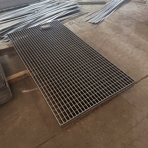 不銹鋼鋼格板vs熱鍍鋅鋼格板，該怎么選